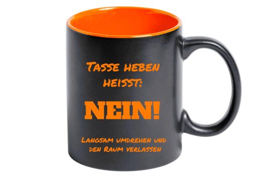 personalisierte Tasse Schwarz mit Schrift orange mit graviert