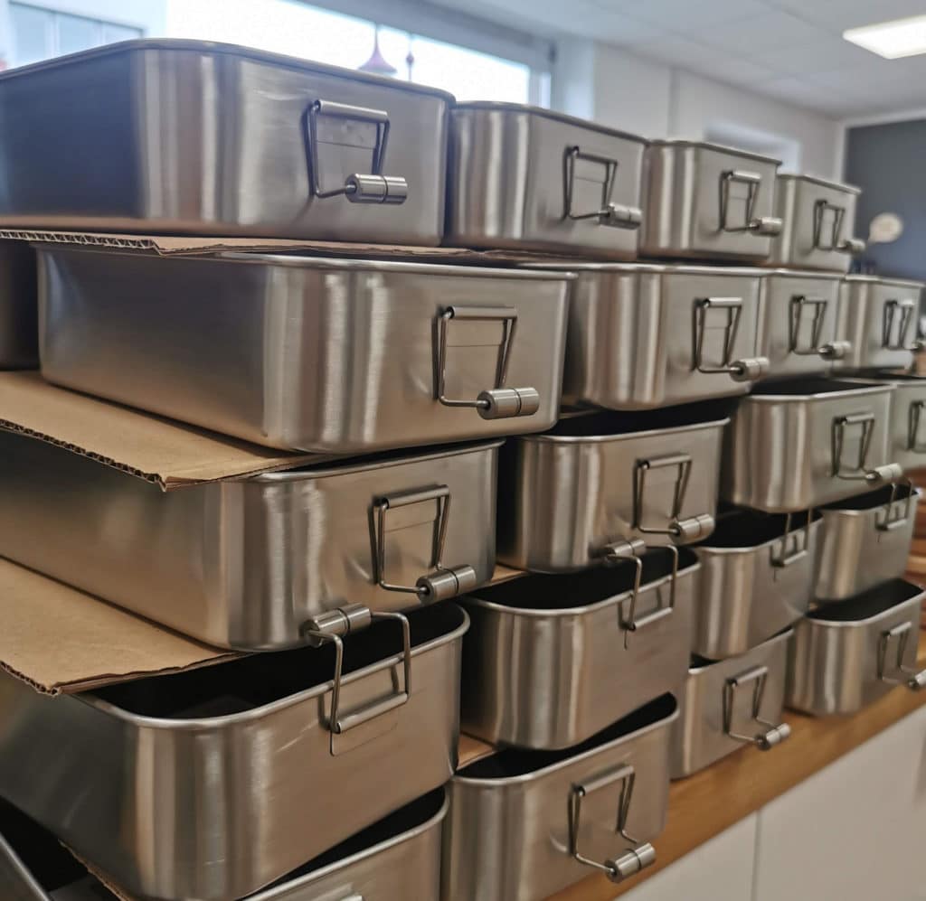 Lunchboxen Produktion alle einzeln Personalisiert für Mitarbeiter als Geschenk