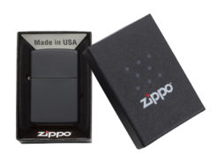 Zippo Black Matte 218 in Geschenkverpackung